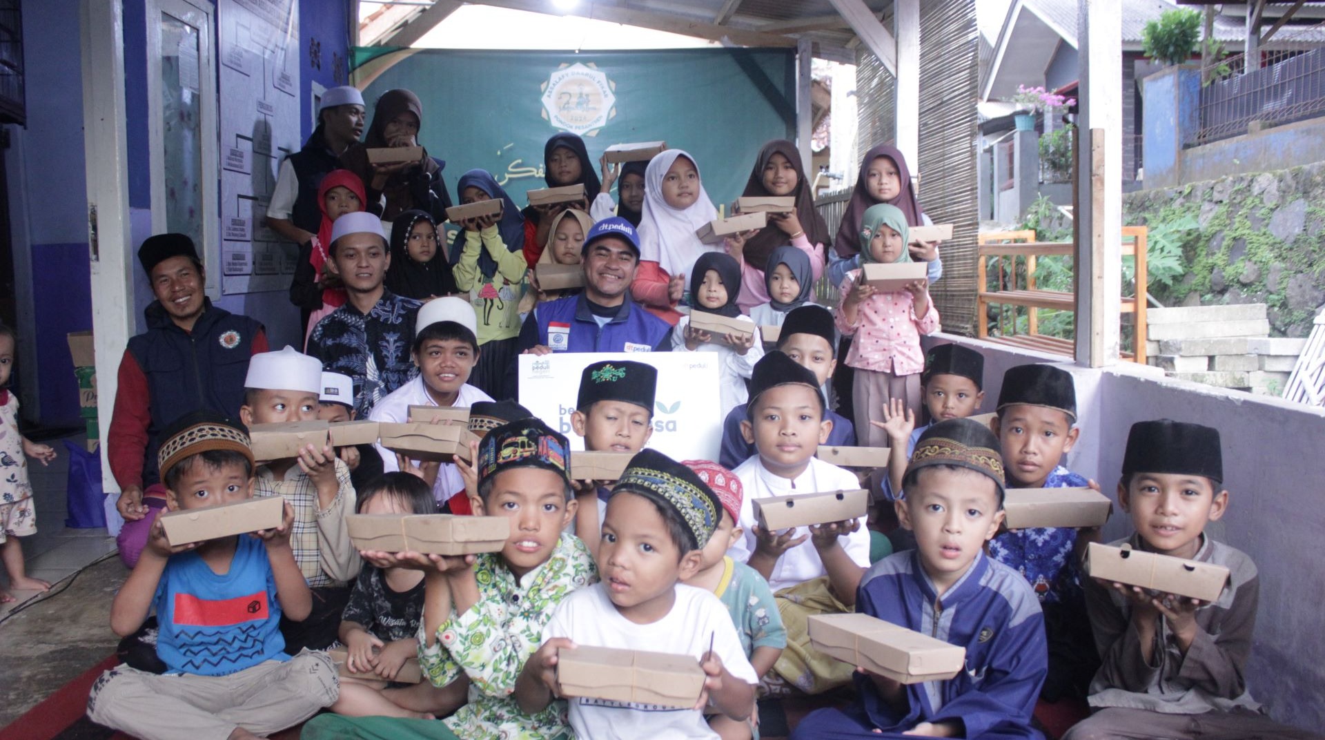 Berbagi Kebahagiaan, DT Peduli Salurkan 90 Paket Berbuka Puasa di Ponpes Assalafy Daarul Fikar 