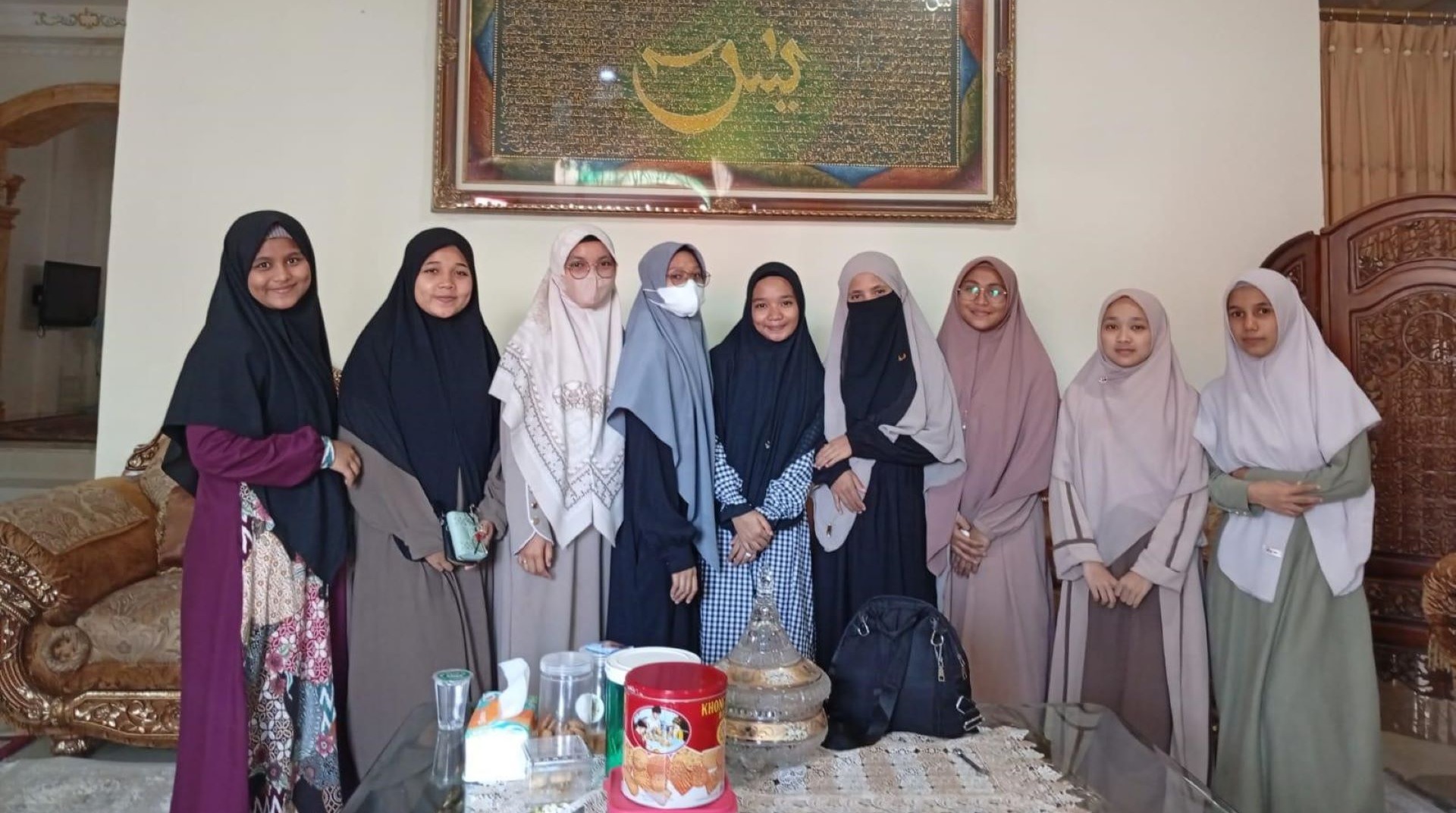 Santri Rumah Tahfidz Qur'an Padang Bangun Kedekatan dengan Warga Lewat Silaturahmi 