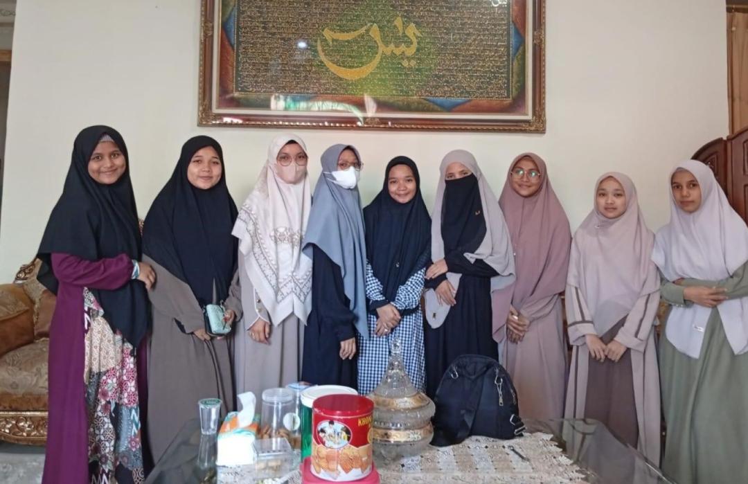 Santri Rumah Tahfidz Qur'an Padang Bangun Kedekatan dengan Warga Lewat Silaturahmi 