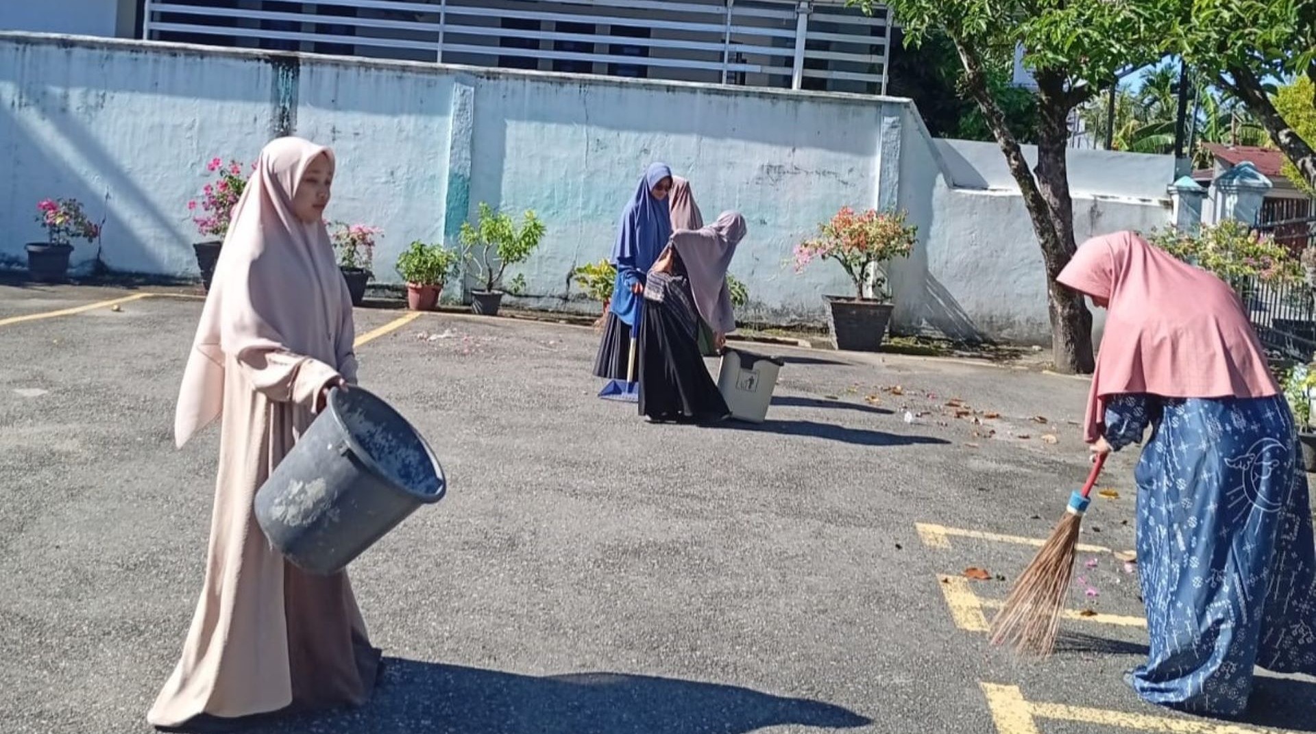 Masjid Rapi, Santri Rumah Tahfidz Qur’an Lakukan Aksi Bersih-Bersih Masjid 