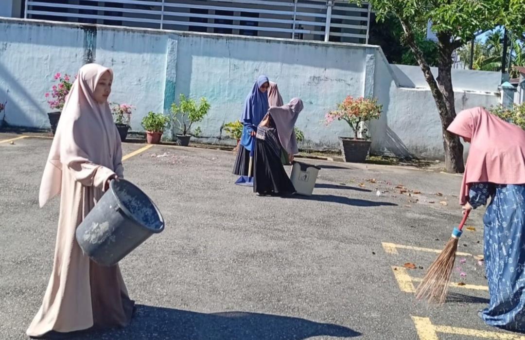 Masjid Rapi, Santri Rumah Tahfidz Qur’an Lakukan Aksi Bersih-Bersih Masjid 