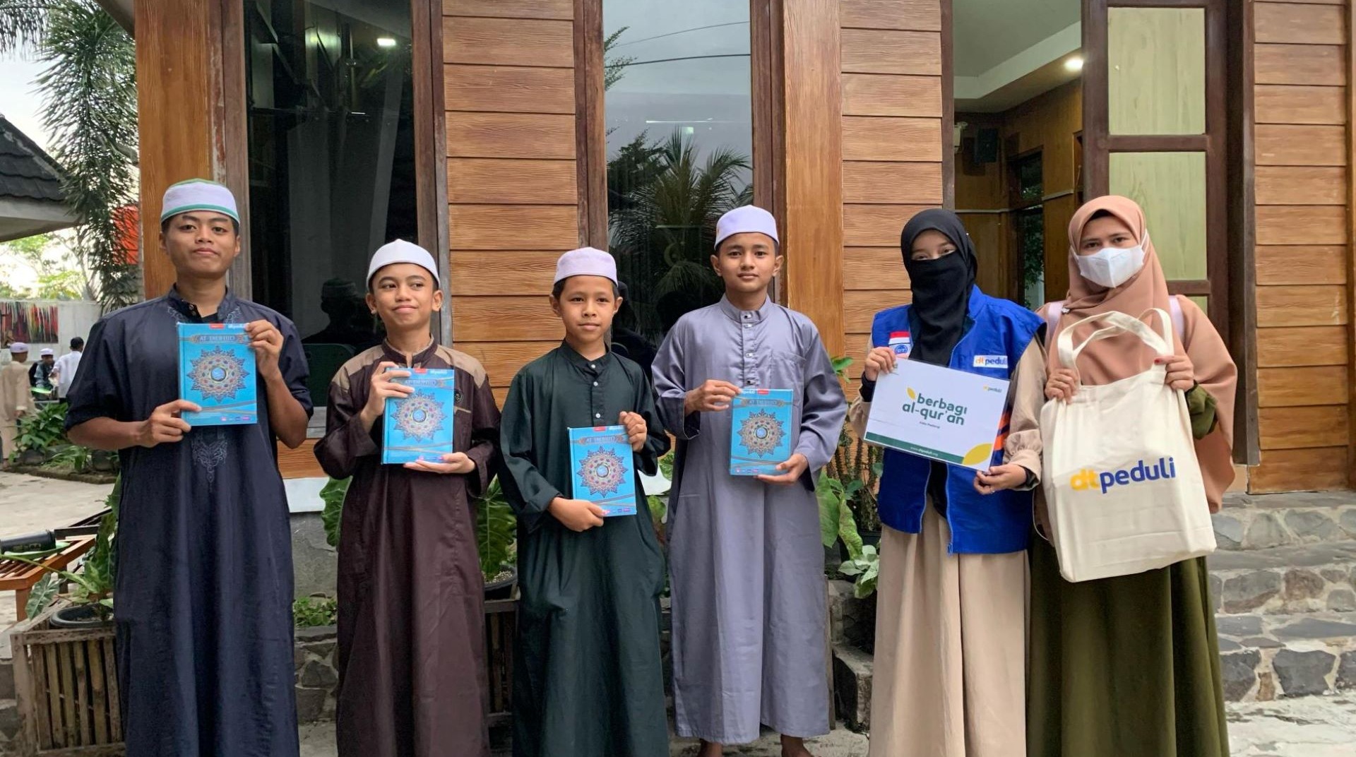 Peduli Pendidikan Islam, DT Peduli Sumbar Salurkan Al-Qur’an ke Rumah Qur'an Anak Sholeh 