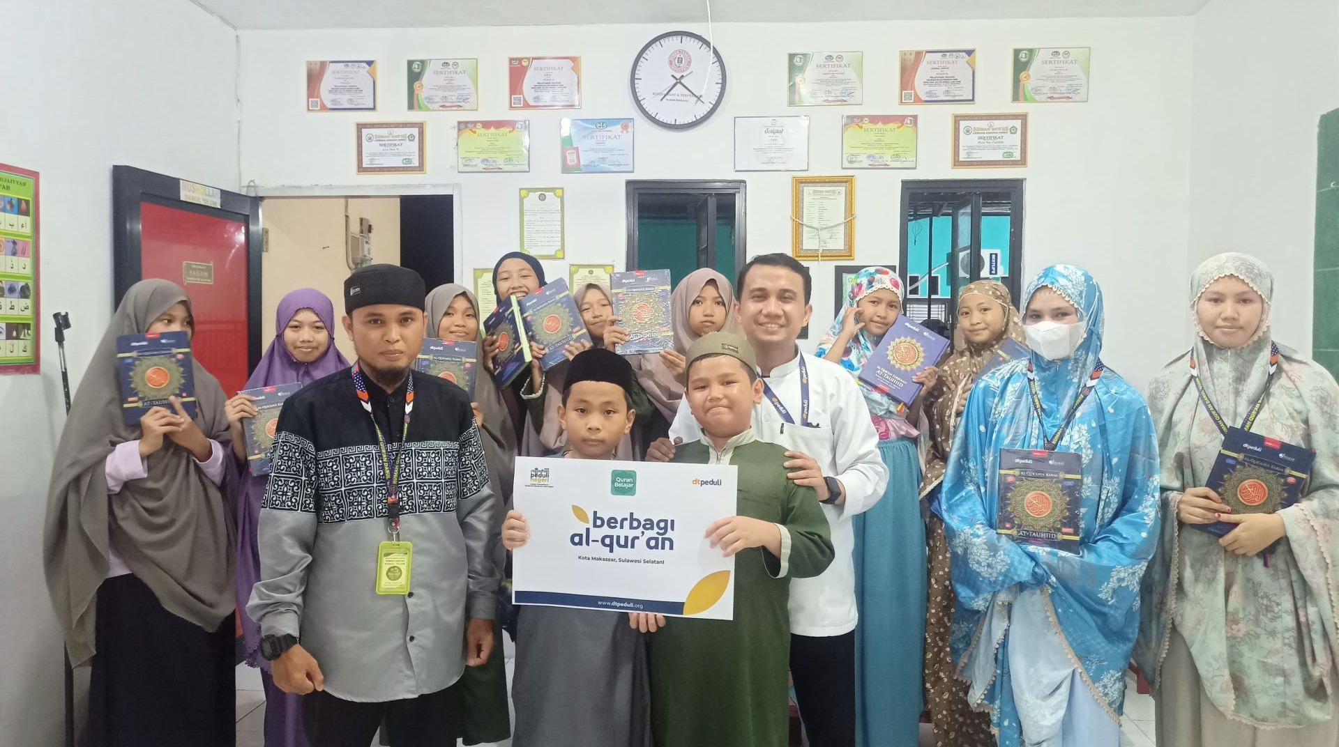 Sebar Cahaya Al-Qur'an, QBI dan DT Peduli Salurkan Al-Qur'an