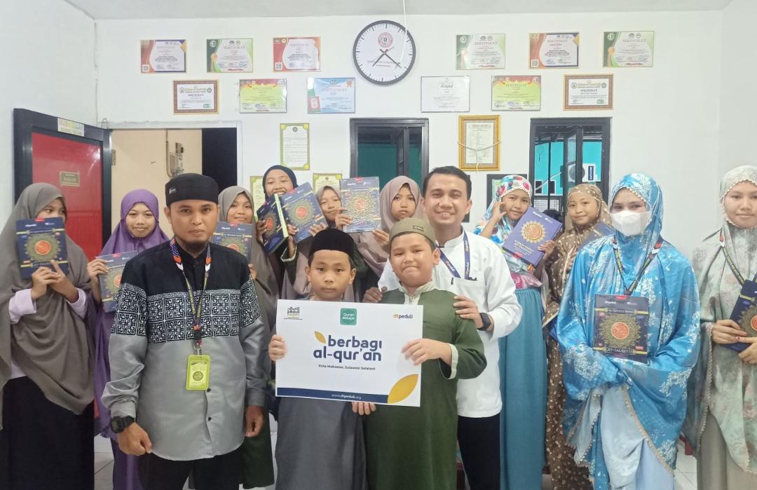 Sebar Cahaya Al-Qur'an, QBI dan DT Peduli Salurkan Al-Qur'an