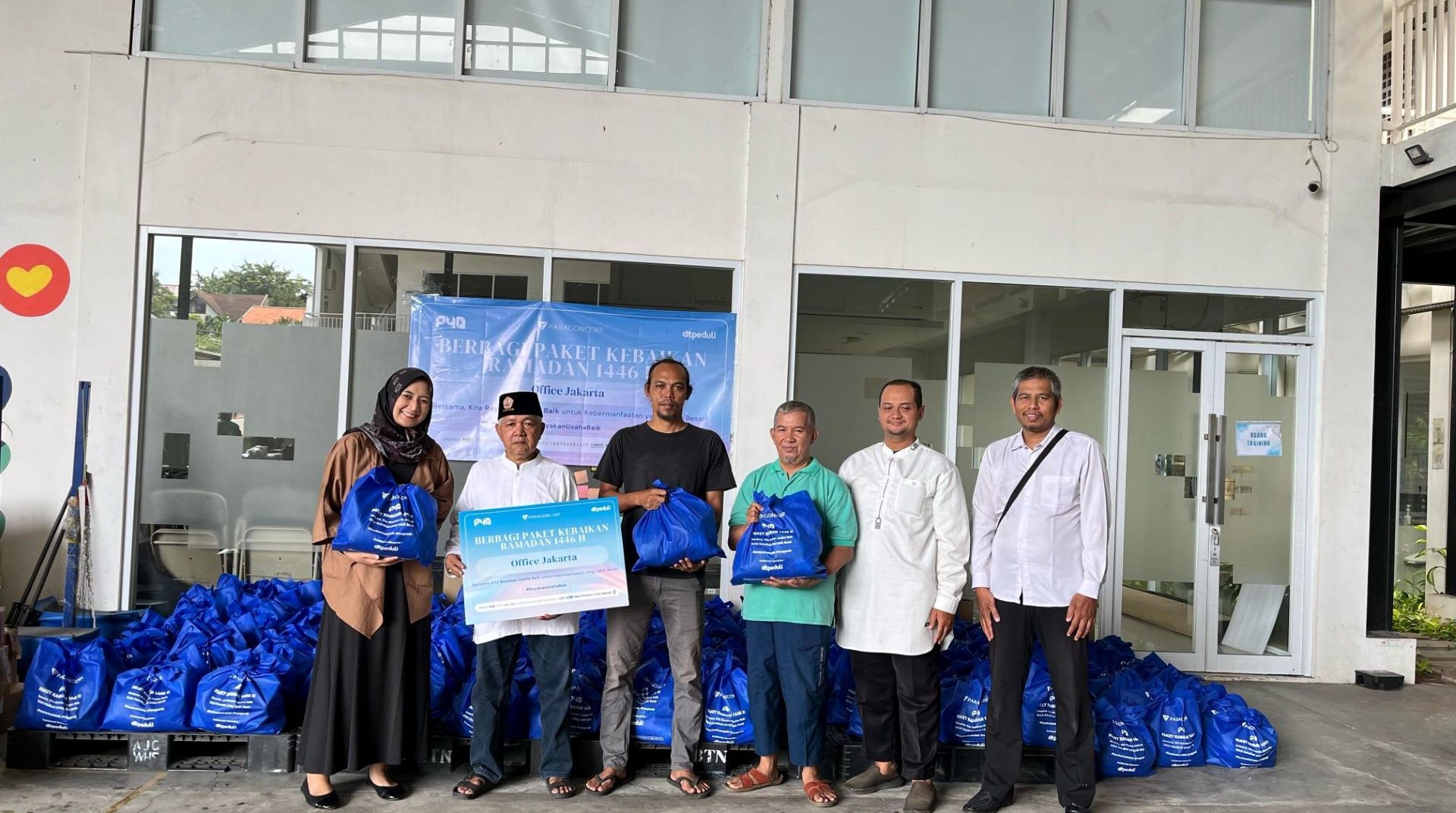 Paragon dan DT Peduli Bersinergi Salurkan Bingkisan Lebaran Keluarga 