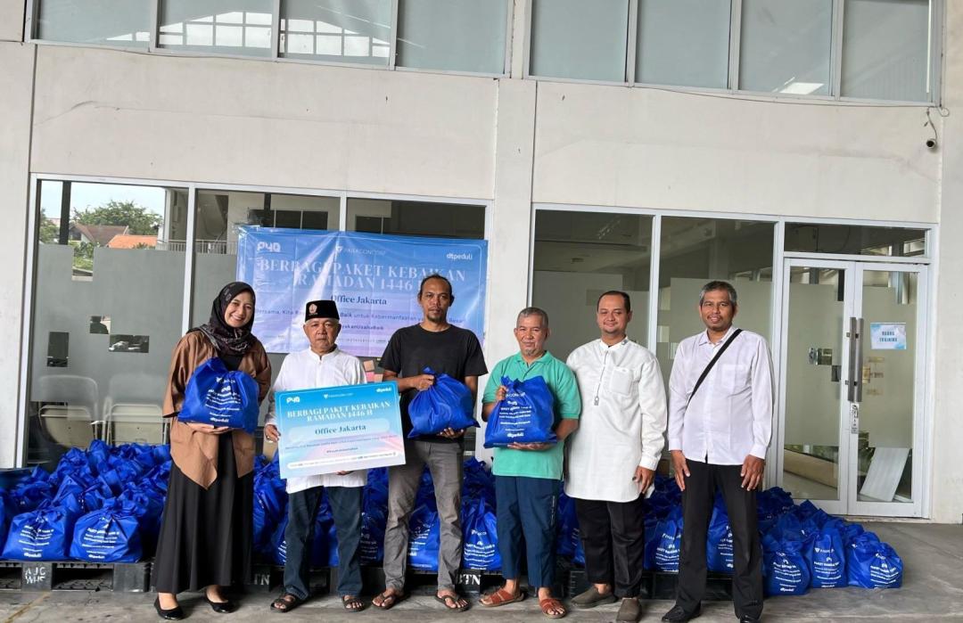 Paragon dan DT Peduli Bersinergi Salurkan Bingkisan Lebaran Keluarga 