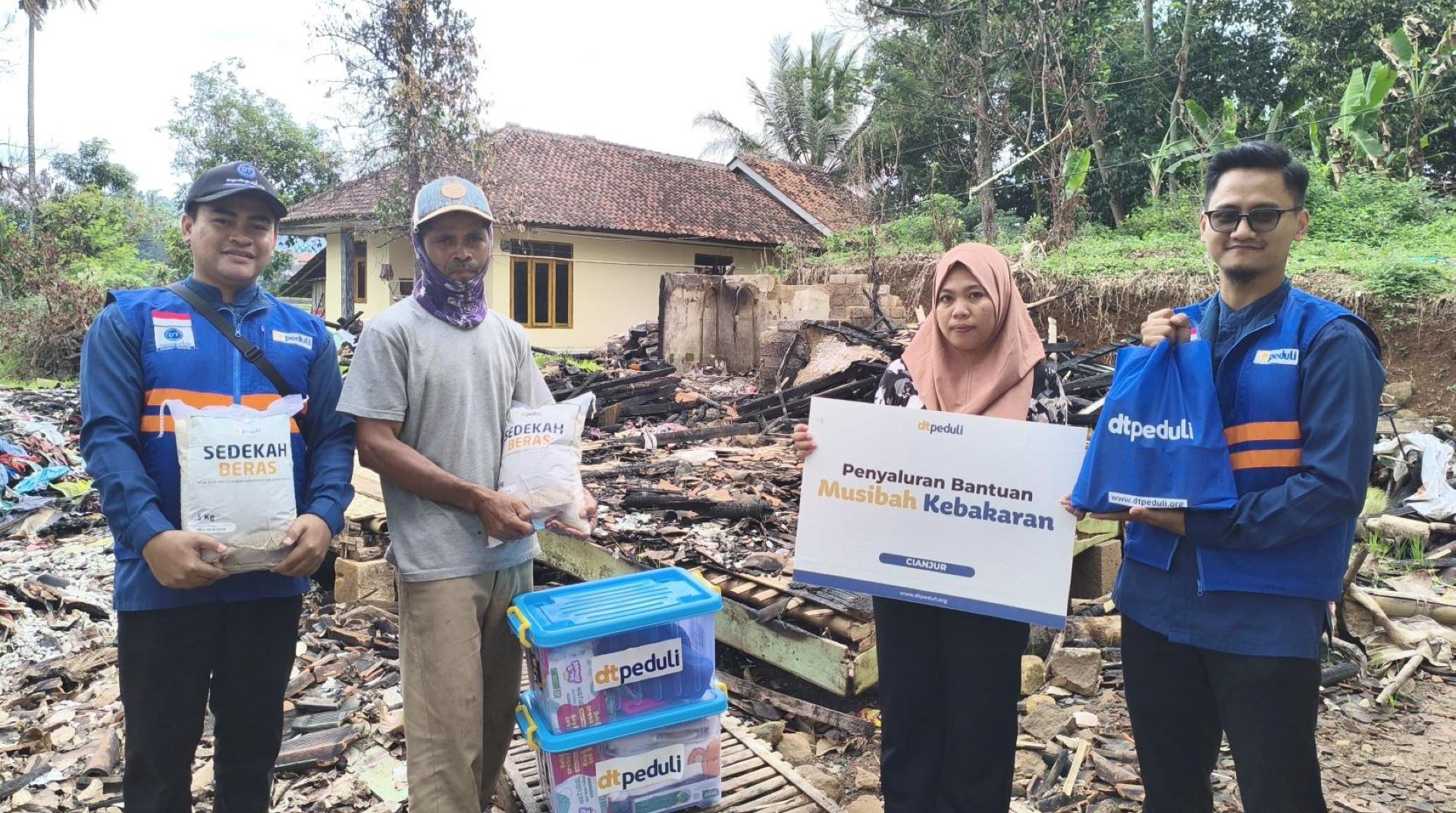 DT Peduli Cianjur Salurkan Bantuan untuk Korban Kebakaran di Kampung Pasir Panjang Desa Sukaraharja 