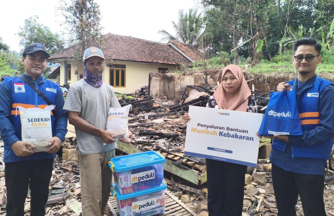 DT Peduli Cianjur Salurkan Bantuan untuk Korban Kebakaran di Kampung Pasir Panjang Desa Sukaraharja 