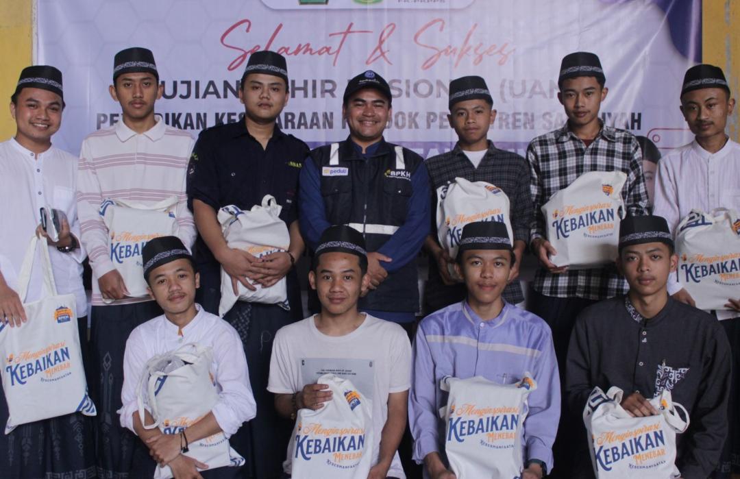 DT Peduli Cianjur Salurkan Bingkisan Lebaran untuk Santri Ponpes Salafiyyah Roudlotul Muta’allimin 