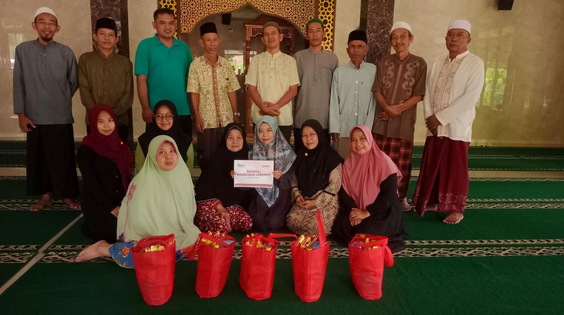 Sinergi MTT Telkomsel Bersama DT Peduli Bagikan Bingkisan Lebaran  di Tajurhalang 