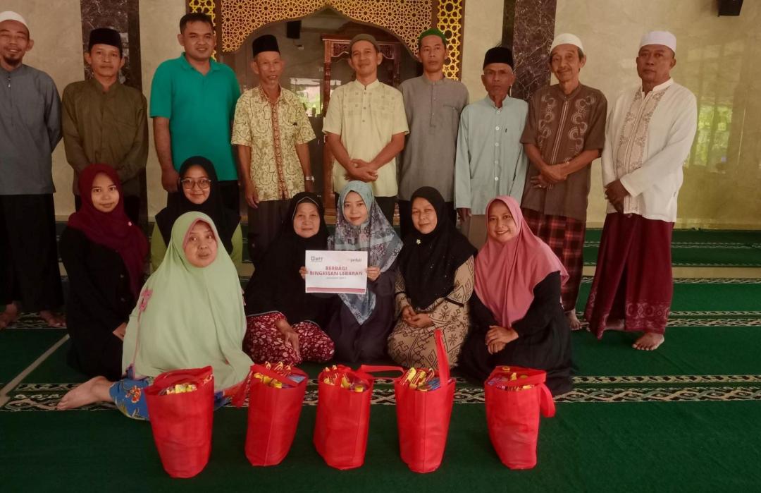 Sinergi MTT Telkomsel Bersama DT Peduli Bagikan Bingkisan Lebaran  di Tajurhalang 