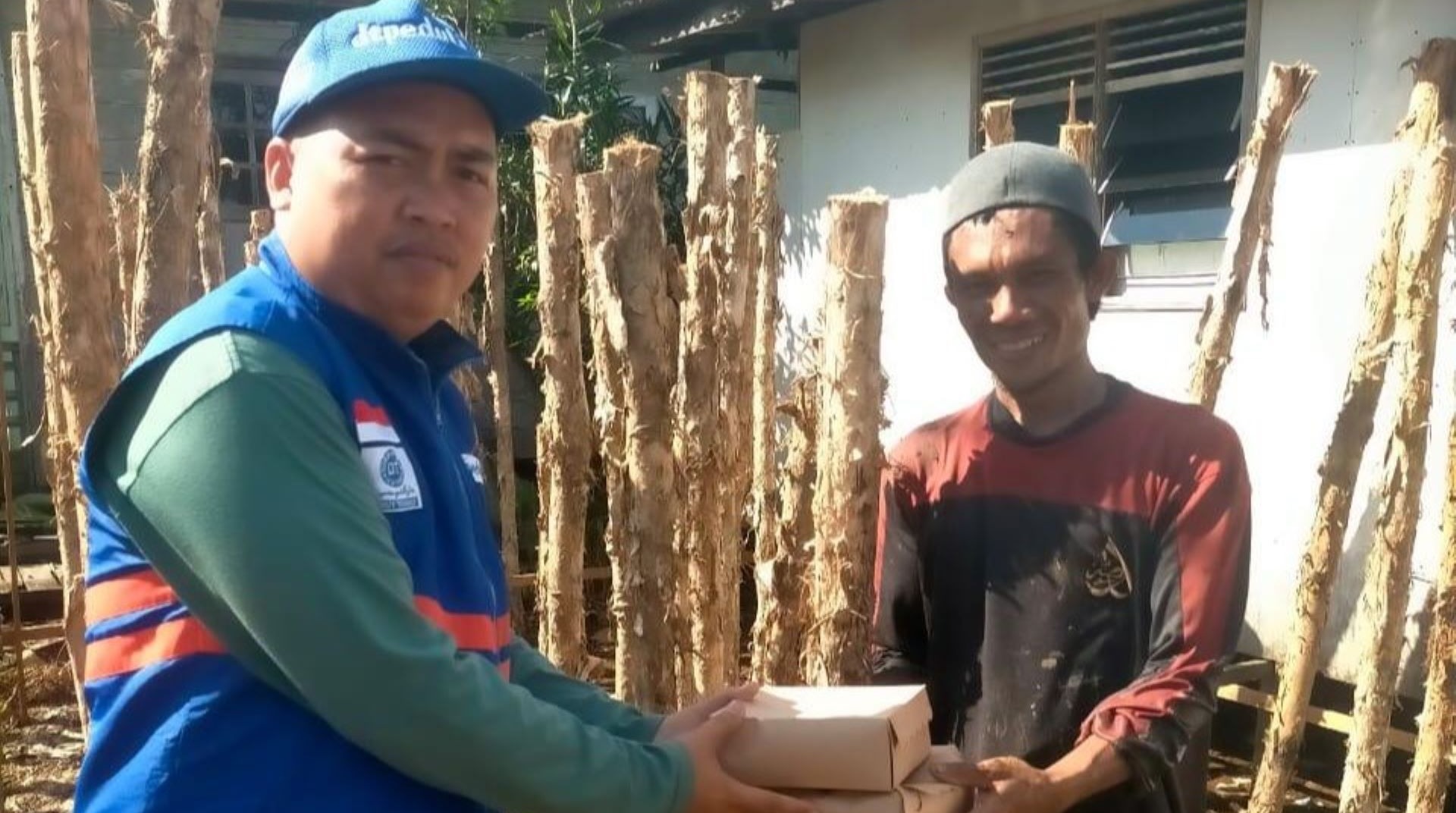 Salurkan Dana Fidyah, DT Peduli Bagikan 130 Paket Makanan untuk Masyarakat Prasejahtera di Alalak 