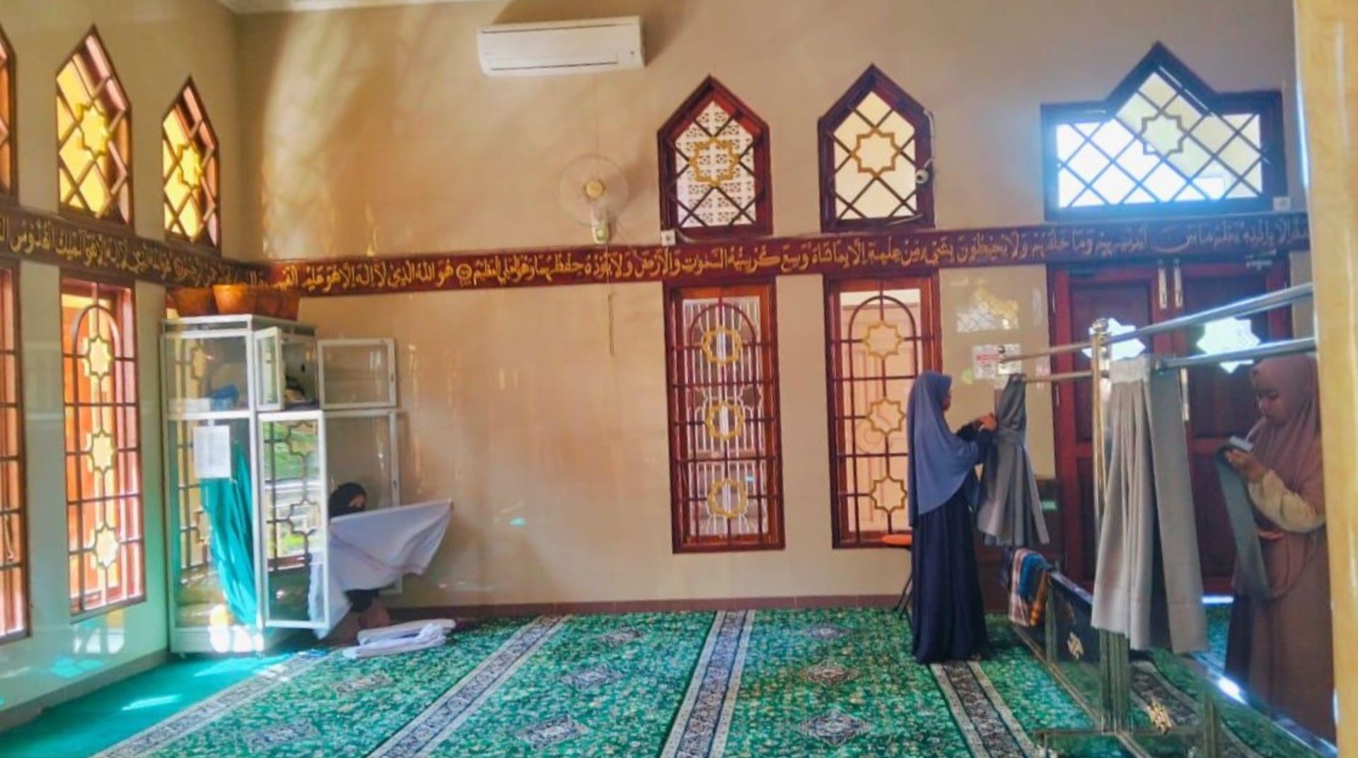 Menjemput Berkah Jumat dengan Membersihkan Rumah Allah 