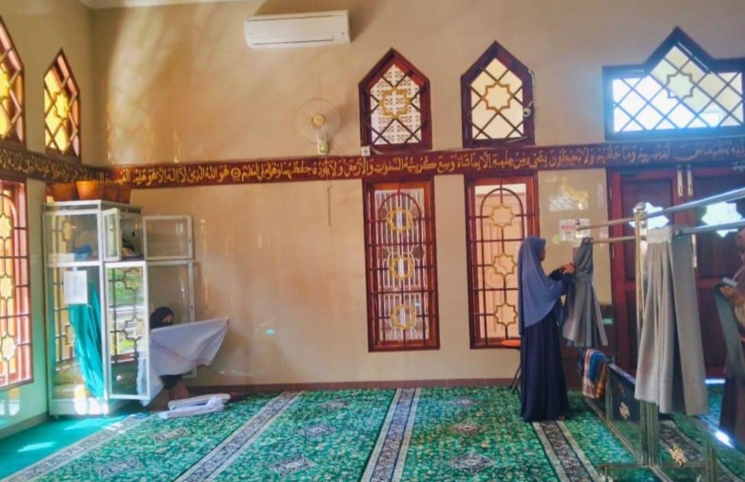 Menjemput Berkah Jumat dengan Membersihkan Rumah Allah 