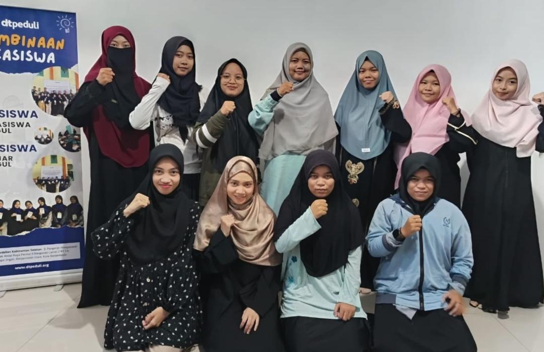 DT Peduli Kalsel Gelar Pembinaan Beasiswa Mahasiswa dan Pelajar SMA Khodimul Ummah 