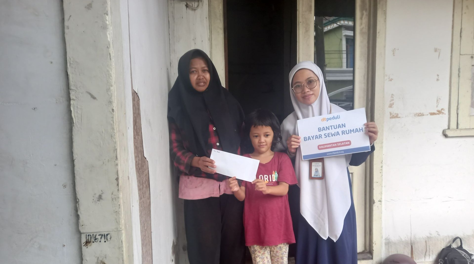 DT Peduli Salurkan Bantuan Sewa Tempat Tinggal untuk Wati, Penjual Tisu dan Air Mineral Keliling 