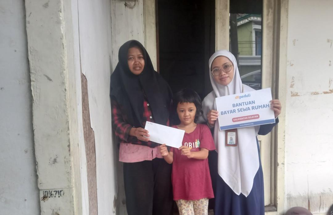 DT Peduli Salurkan Bantuan Sewa Tempat Tinggal untuk Wati, Penjual Tisu dan Air Mineral Keliling 