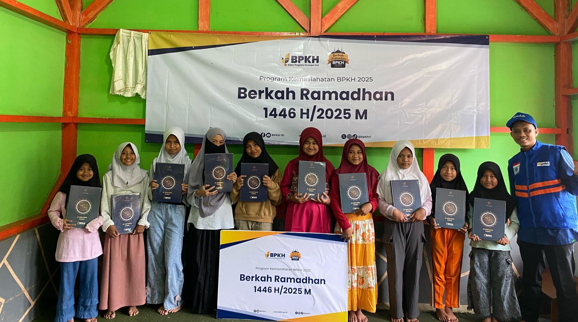 BPKH Bersama DT Peduli Tebar Al-Qur'an untuk Madrasah dan Masjid di Pelosok Bandung 