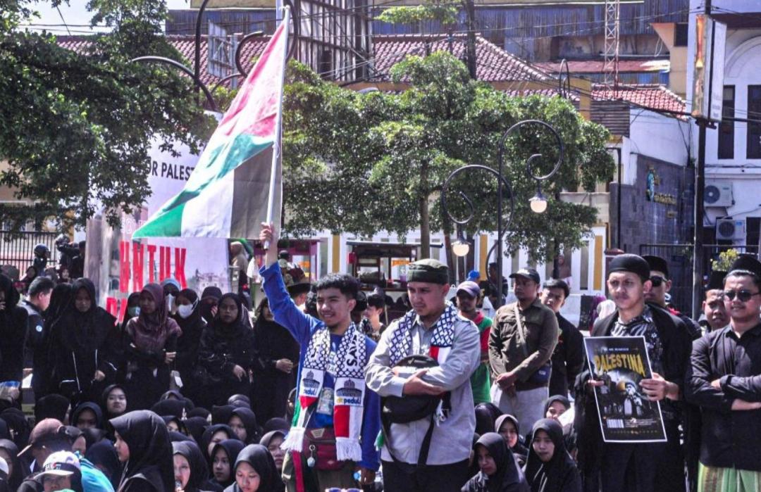 DT Peduli Bersama Ratusan Warga Sukabumi Gelar Aksi Solidaritas untuk Palestina 