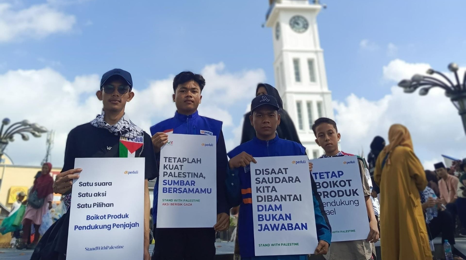 Santri Rumah Tahfidz Gelar Aksi Bela Palestina di Jantung Kota Bukittinggi 