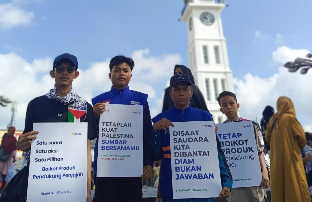 Santri Rumah Tahfidz Gelar Aksi Bela Palestina di Jantung Kota Bukittinggi 