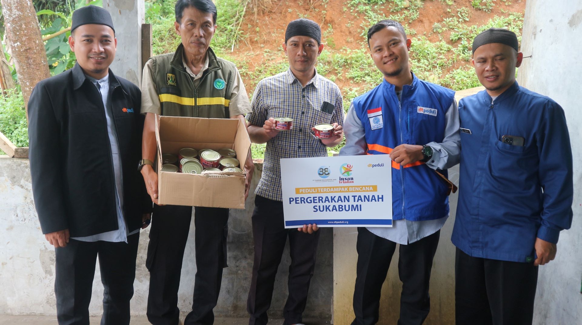 DT Peduli Bersama PT. Sansan Saudaratex Jaya Salurkan Bantuan untuk Penyintas Bencana Pergerakan Tanah Nyalindung 