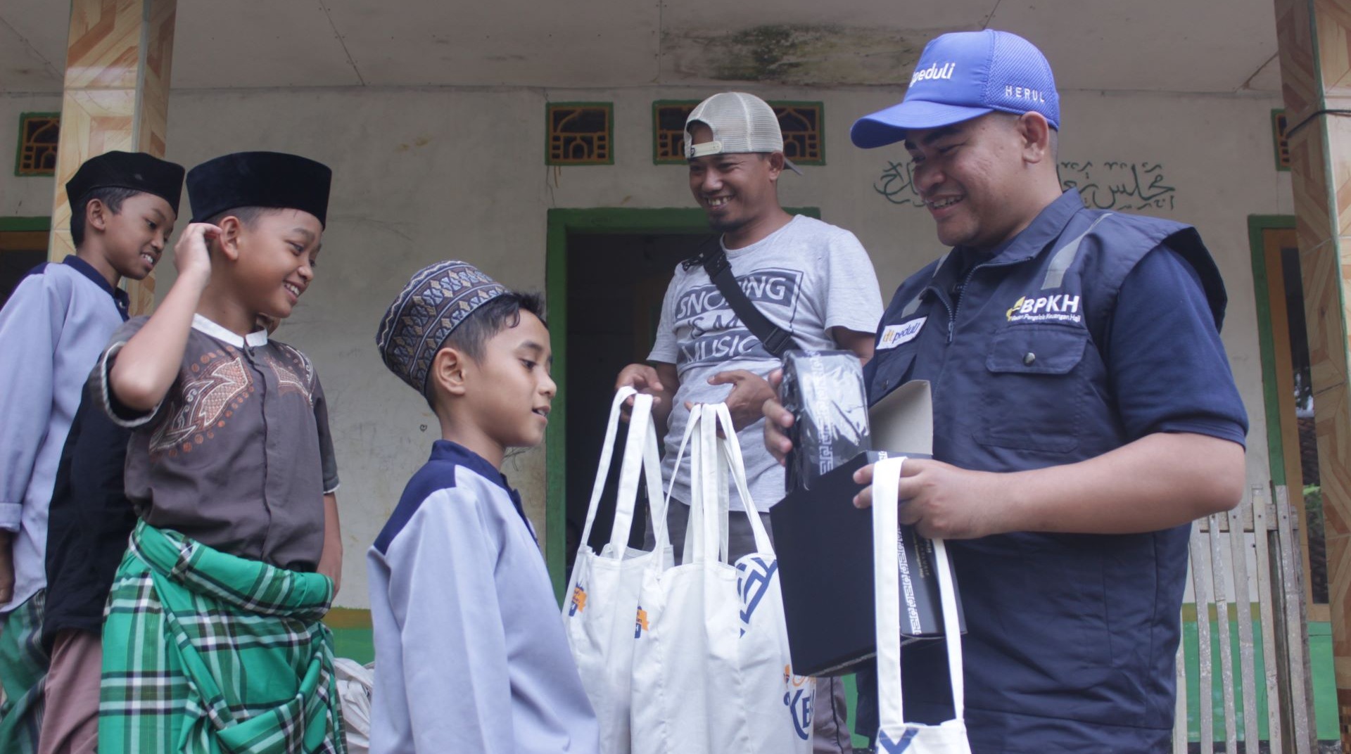 DT Peduli Cianjur Salurkan Bingkisan kepada Santri Pesantren di pelosok Cianjur Selatan 