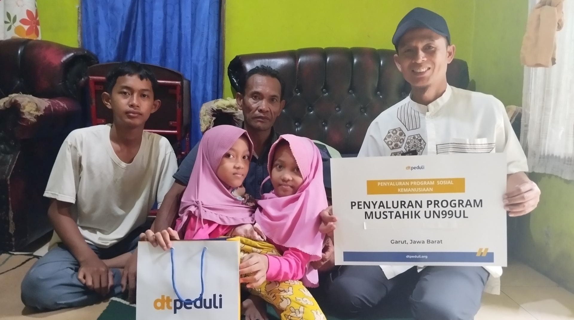 Kasih Ayah Tak Terbagi untuk Putri Kembar Siam, Bantuan Mengalir dari DT Peduli Garut 