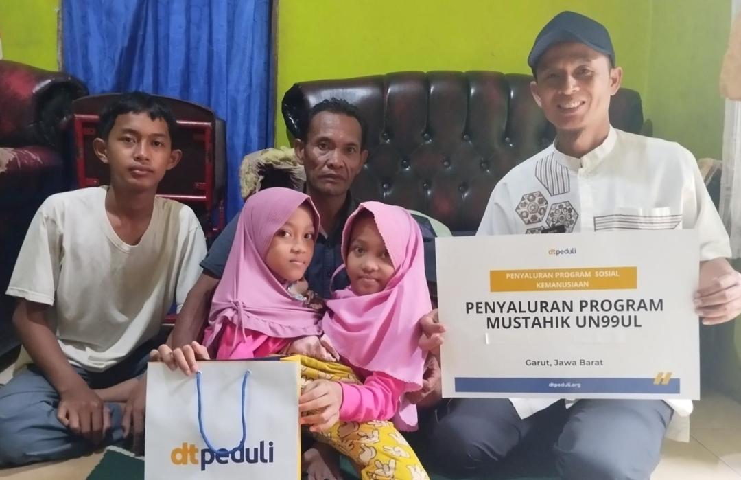 Kasih Ayah Tak Terbagi untuk Putri Kembar Siam, Bantuan Mengalir dari DT Peduli Garut 