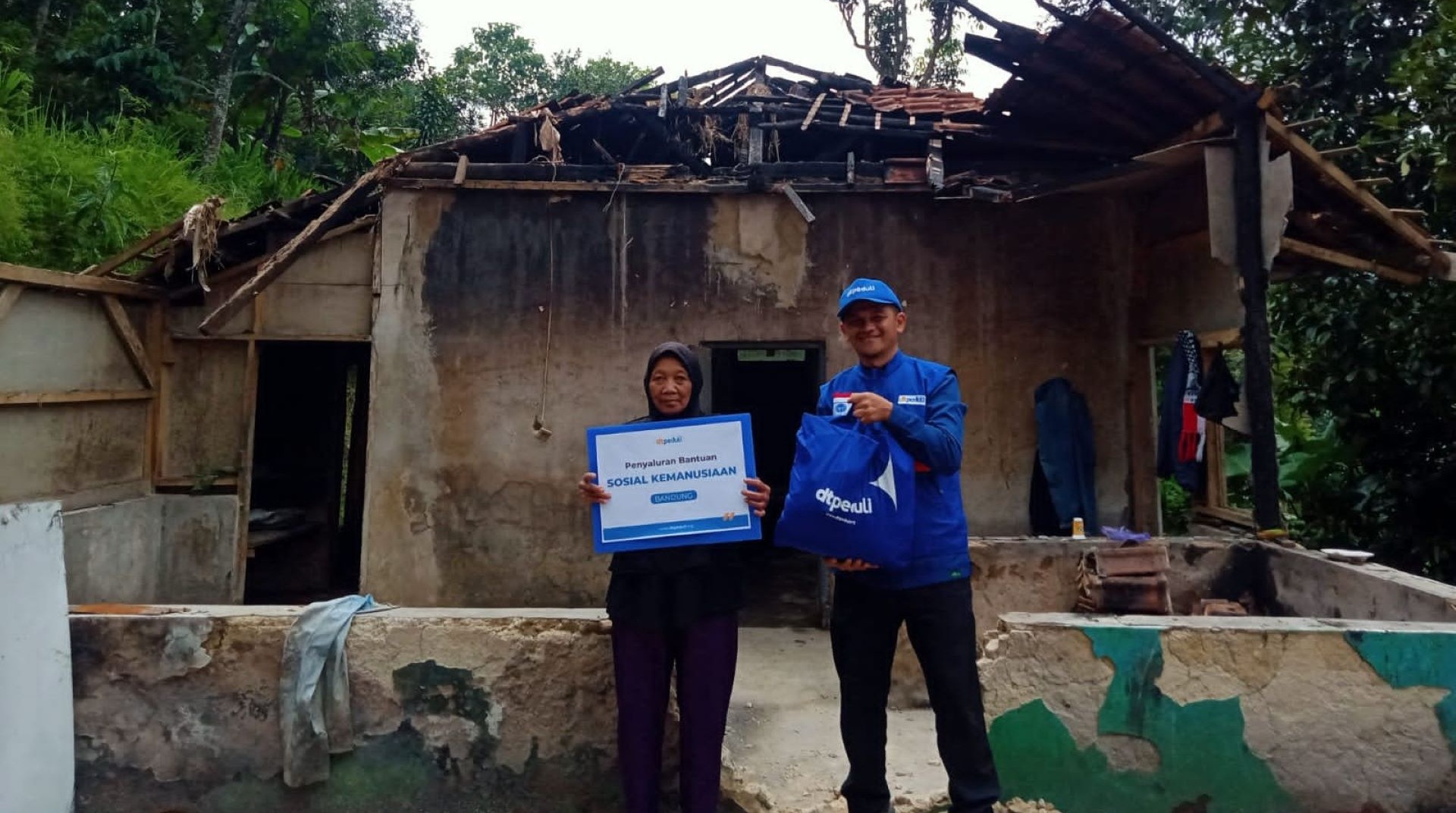 DT Peduli Bandung Salurkan Bantuan Sembako untuk Korban Kebakaran di Cililin 