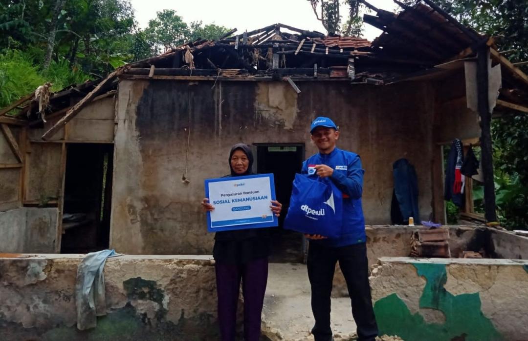 DT Peduli Bandung Salurkan Bantuan Sembako untuk Korban Kebakaran di Cililin 