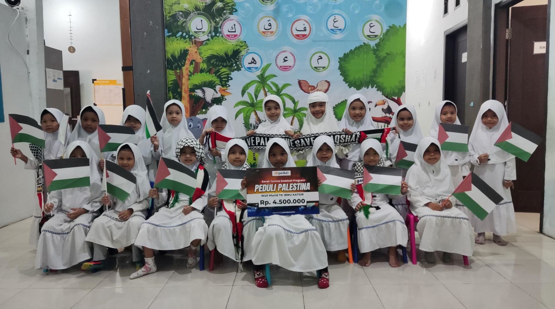 Melalui DT Peduli, Murid TK Ibnu Katsir Salurkan Donasi untuk Palestina 