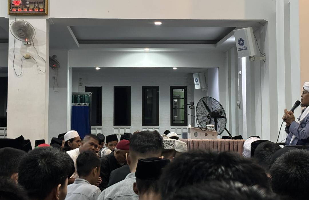 Santri AIS Ikuti Pembelajaran Bersama Aa Gym di Masjid DT Serua