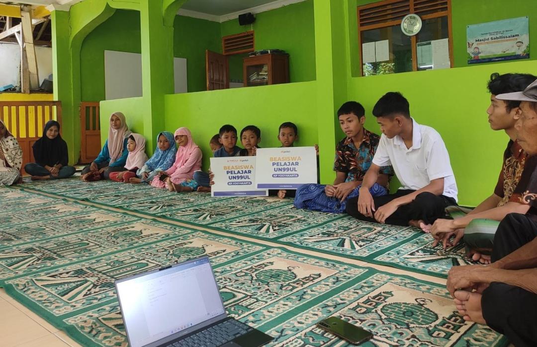 Tanamkan Nilai BAKU, DT Peduli Dampingi Penerima Beasiswa Unggul di Kampung Unggul Puser 