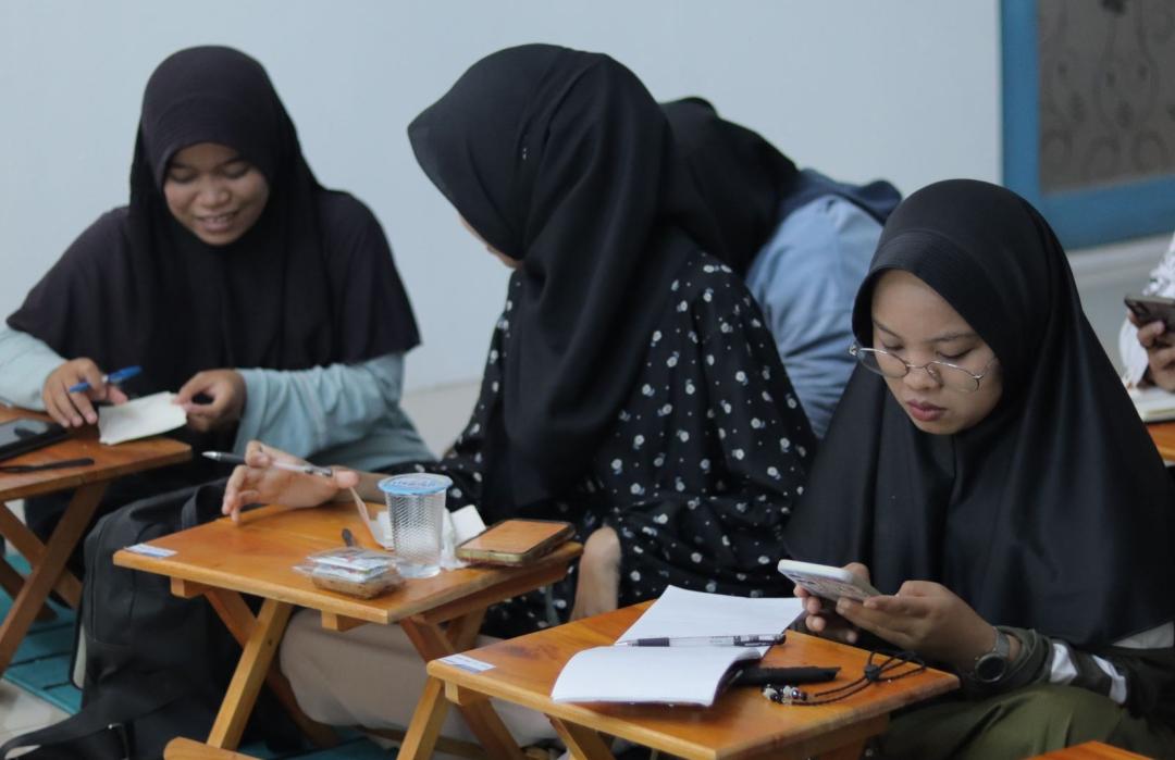 Penerima Beasiswa Bersama DT Peduli Kalsel Menandatangani MoU Program Beasiswa Mahasiswa Khodimul Ummah 