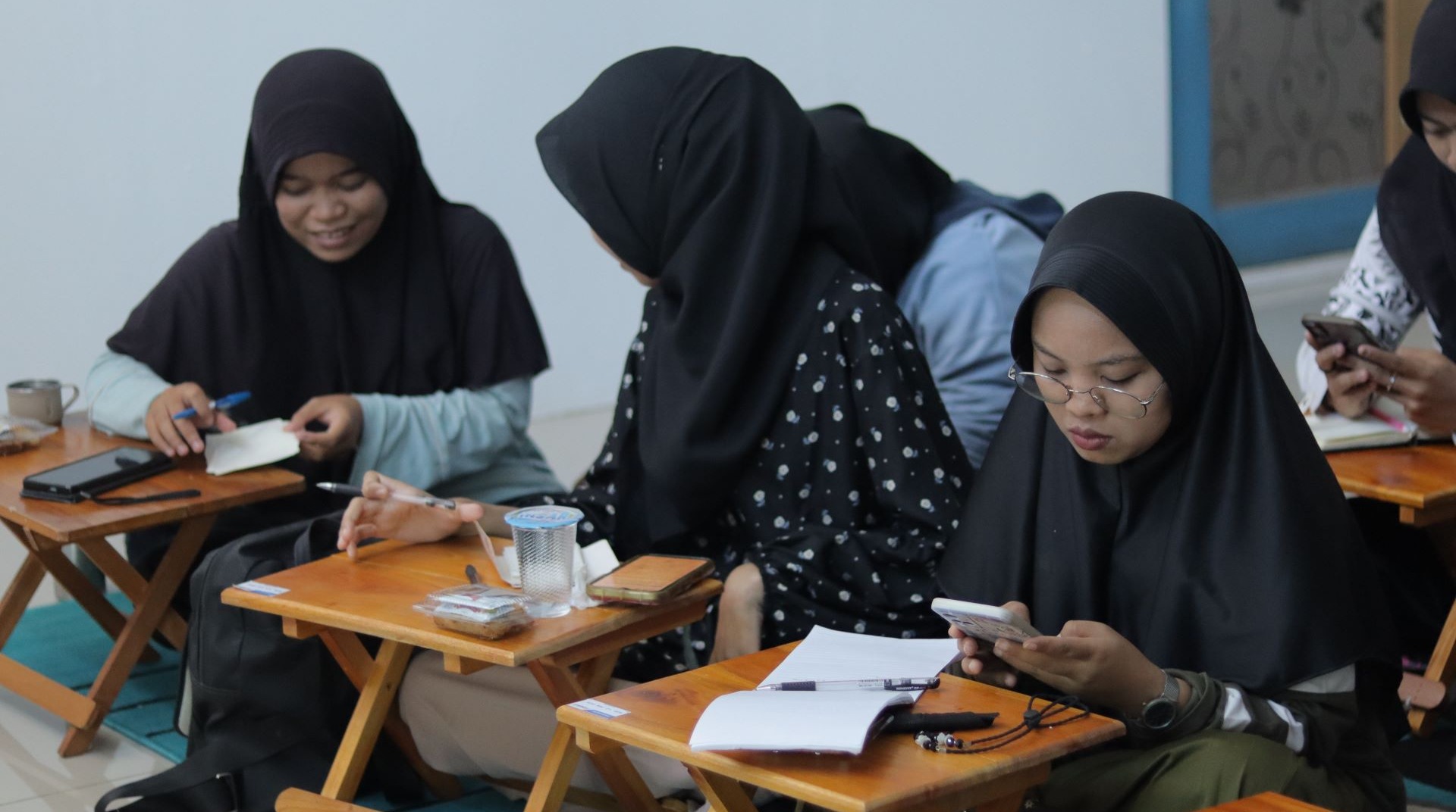 Penerima Beasiswa Bersama DT Peduli Kalsel Menandatangani MoU Program Beasiswa Mahasiswa Khodimul Ummah 