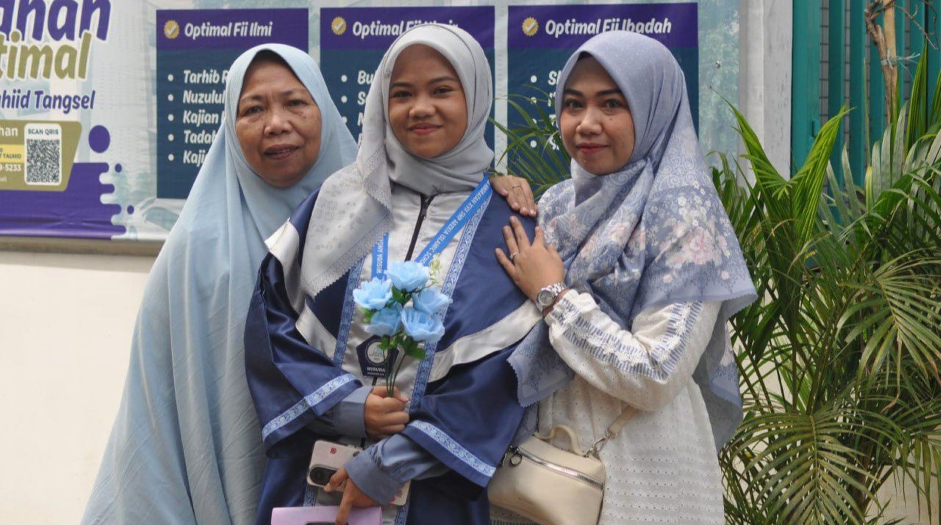 Perjuangan Khaira Azzurri Rahman dan El Shulton Berbuah Wisuda SMP AIS 