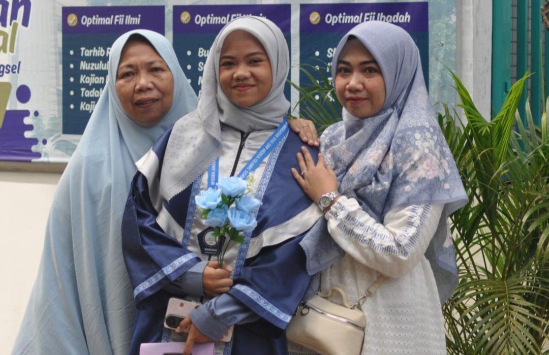 Perjuangan Khaira Azzurri Rahman dan El Shulton Berbuah Wisuda SMP AIS 