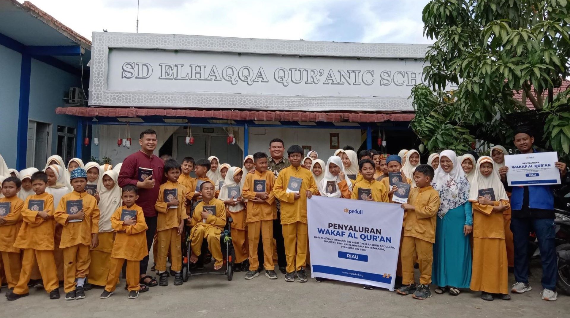 DT Peduli Riau Salurkan 150 Al-Qur'an ke SD dan Sekolah Alam El Haqqo Pekanbaru 