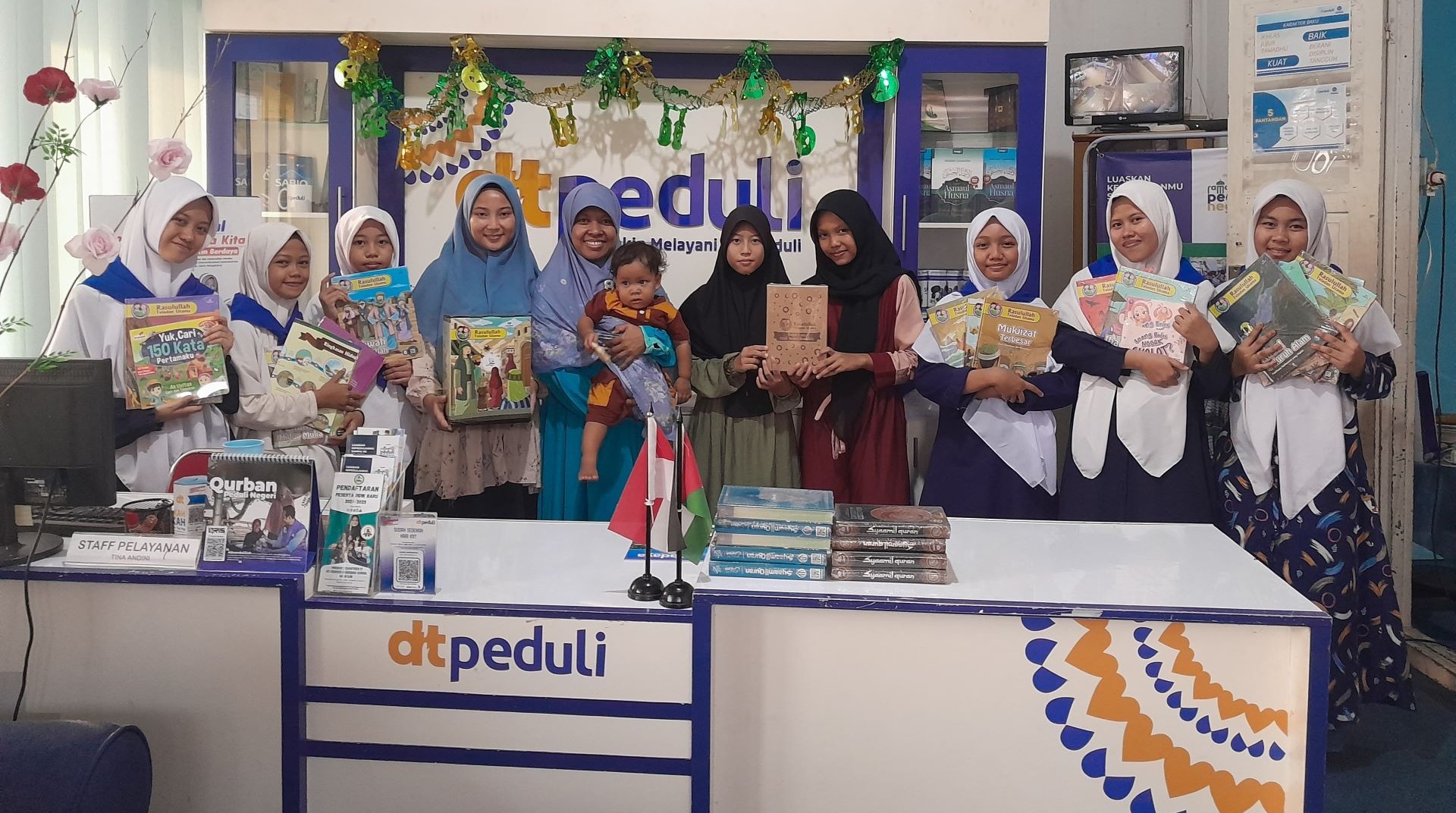 Santri Rumah Tahfidz DT Peduli Sumsel Terima Wakaf Buku Siroh Nabawiyah dari KOIN Banyuasin 
