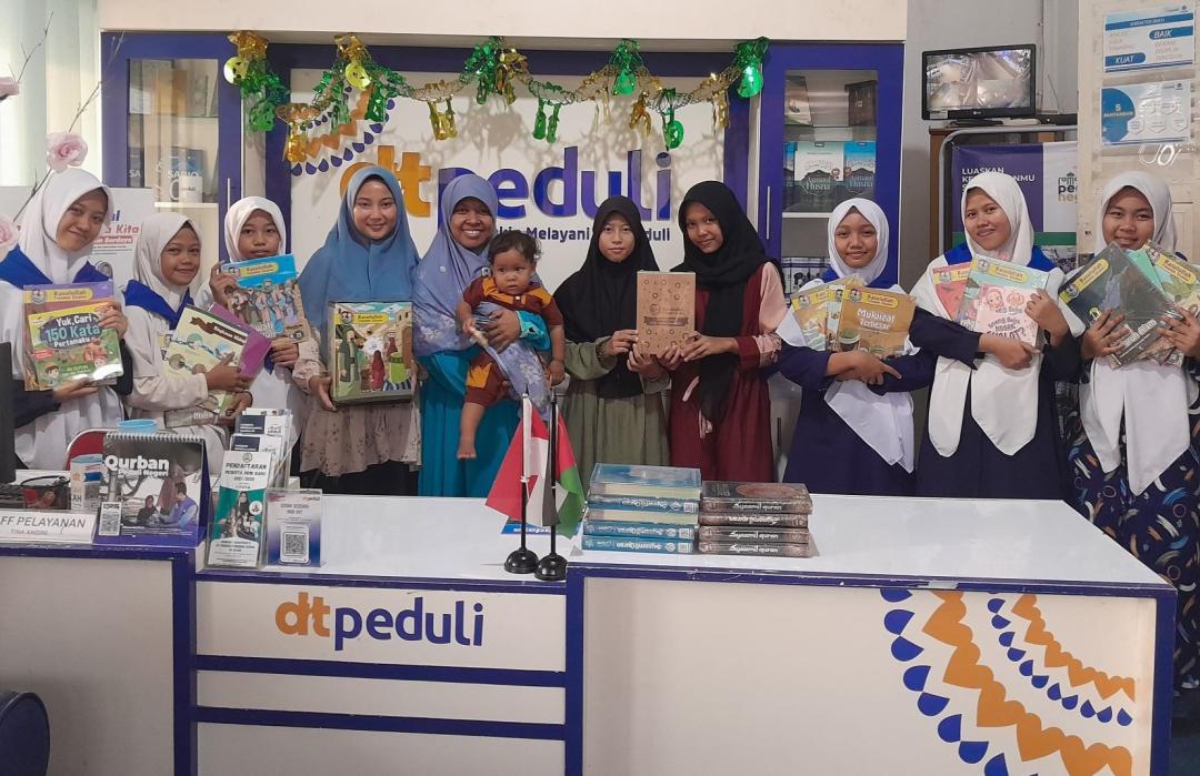 Santri Rumah Tahfidz DT Peduli Sumsel Terima Wakaf Buku Siroh Nabawiyah dari KOIN Banyuasin 