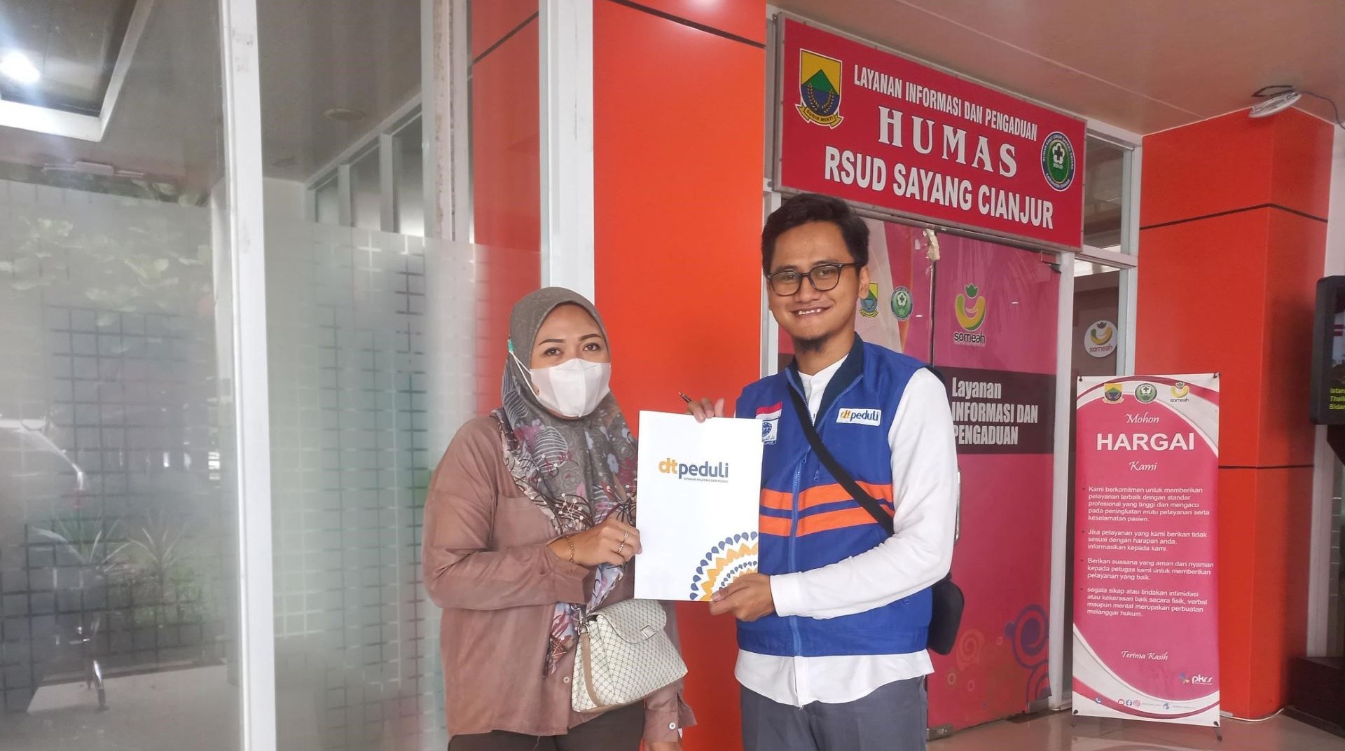 DT Peduli Cianjur Salurkan Bantuan Biaya Pengobatan untuk Serdia di RSUD Sayang 