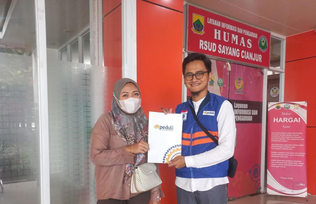 DT Peduli Cianjur Salurkan Bantuan Biaya Pengobatan untuk Serdia di RSUD Sayang 