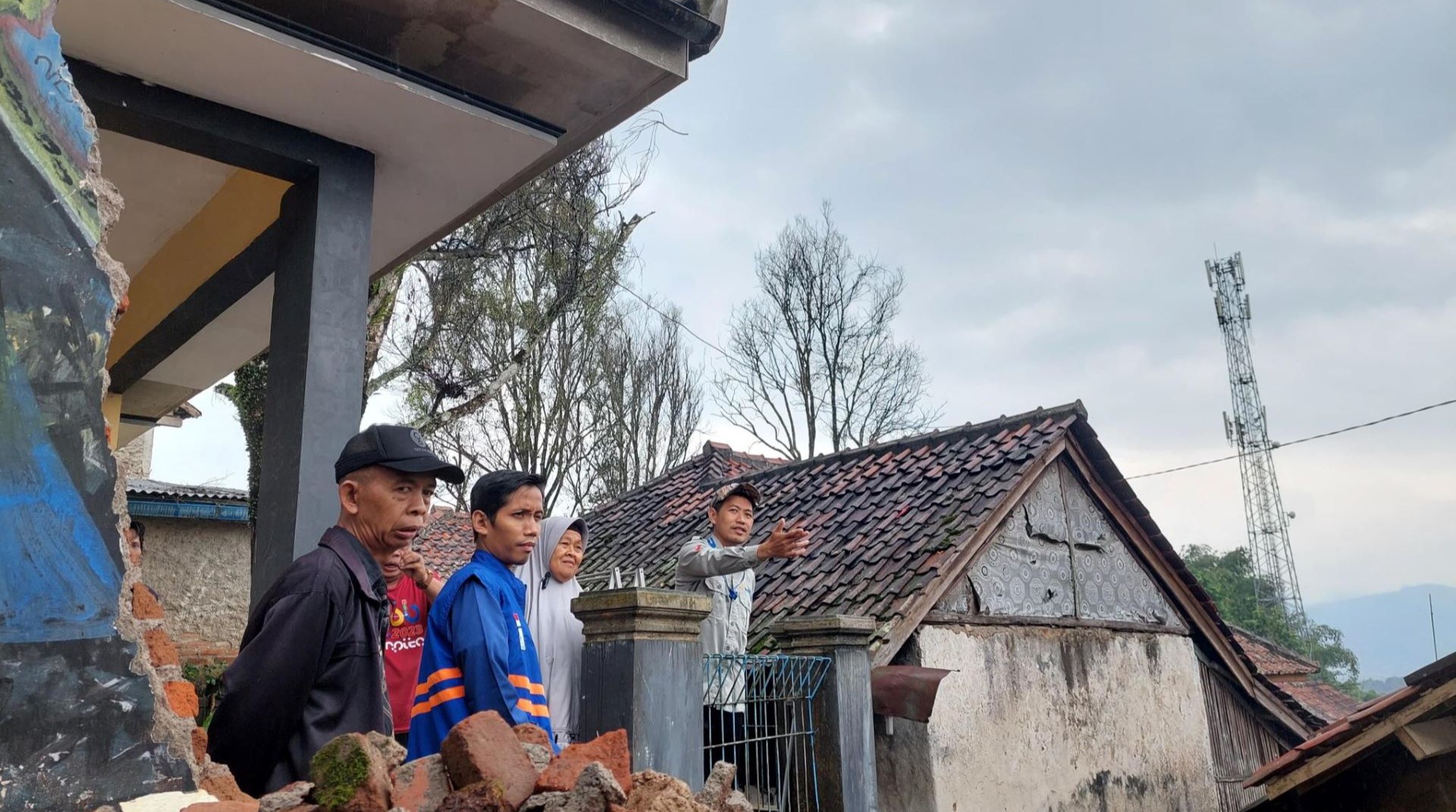 Ketika Rumah Runtuh, Kepedulian Tumbuh: Aksi Nyata Warga Bersama DT Peduli Kuningan di Genteng 