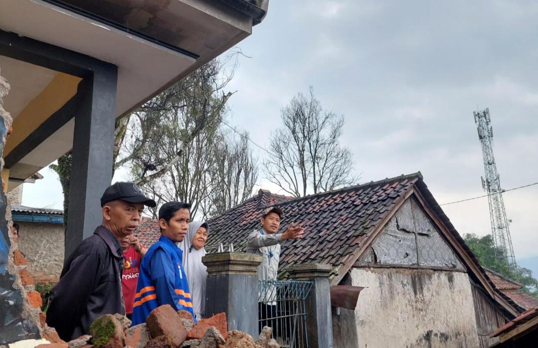 Ketika Rumah Runtuh, Kepedulian Tumbuh: Aksi Nyata Warga Bersama DT Peduli Kuningan di Genteng 