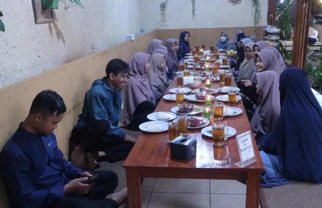 Sono Coffee Bersama DT Peduli Sukabumi Gelar Makan Bersama Santri dan Pengurus Baitul Qur’an  