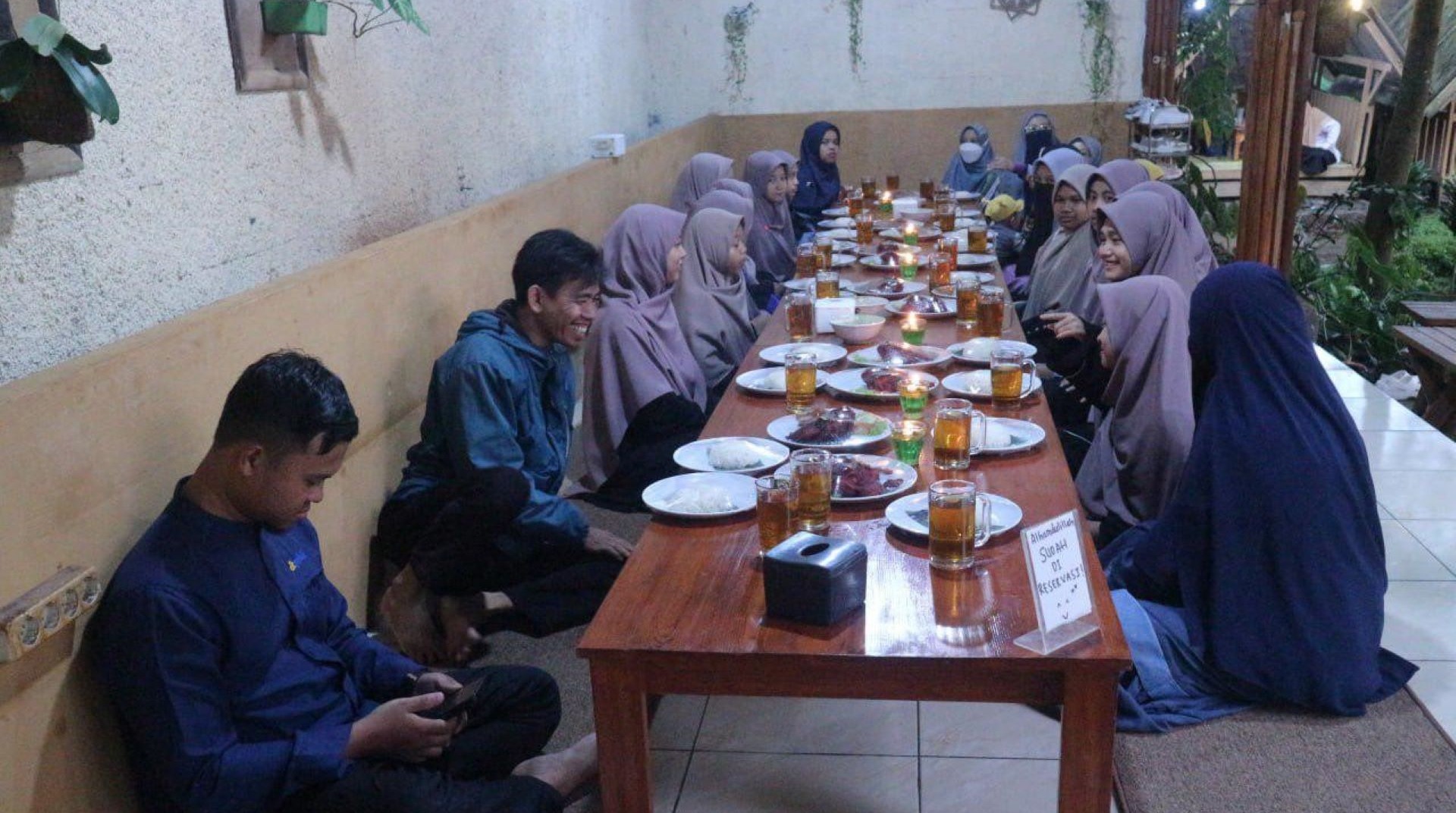 Sono Coffee Bersama DT Peduli Sukabumi Gelar Makan Bersama Santri dan Pengurus Baitul Qur’an  