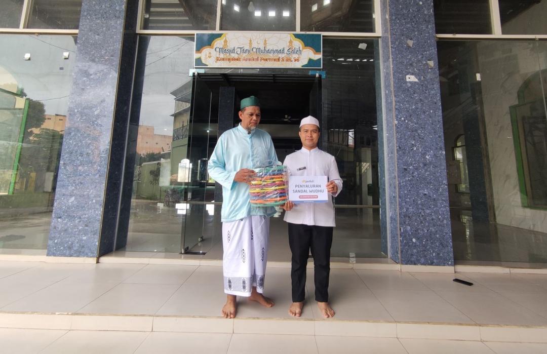 Penyerahan Sandal Wudhu untuk Masjid Jami Haji Muhammad Saleh 