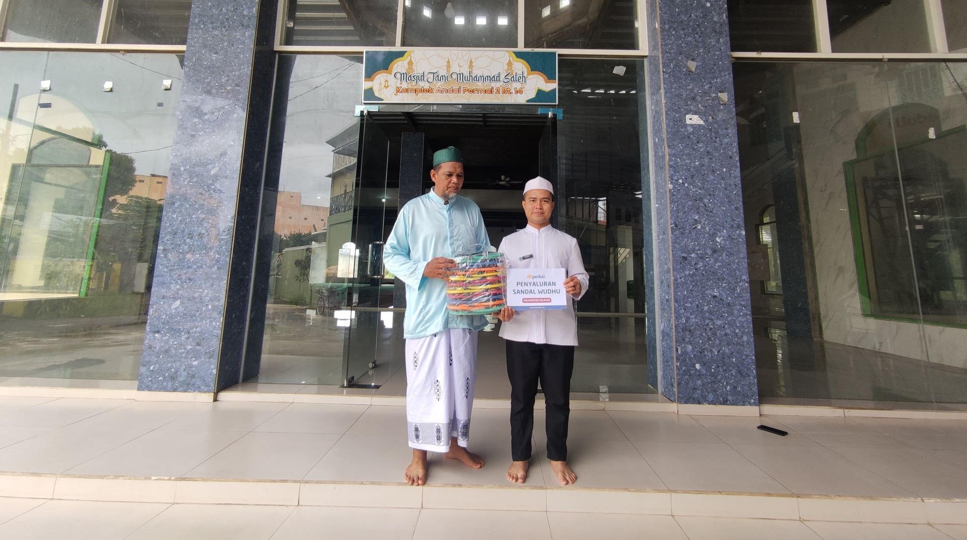 Penyerahan Sandal Wudhu untuk Masjid Jami Haji Muhammad Saleh 