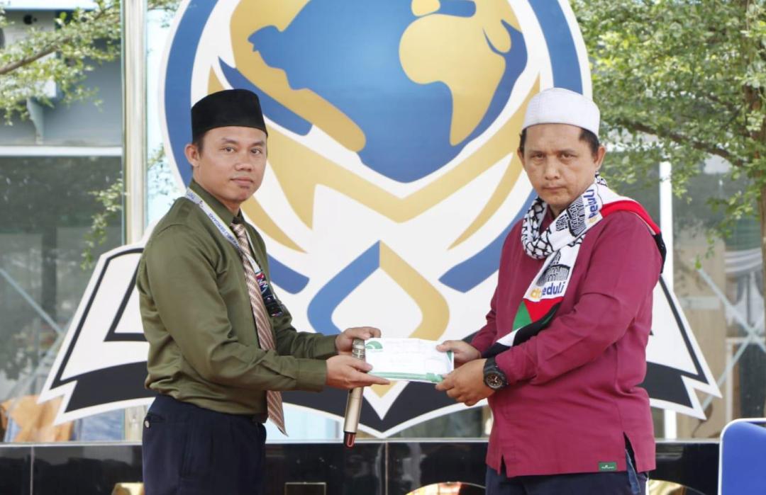 SMA Al Hijrah Islamic Global School Serahkan Donasi Sedekah Daging Palestina kepada DT Peduli Sumut 